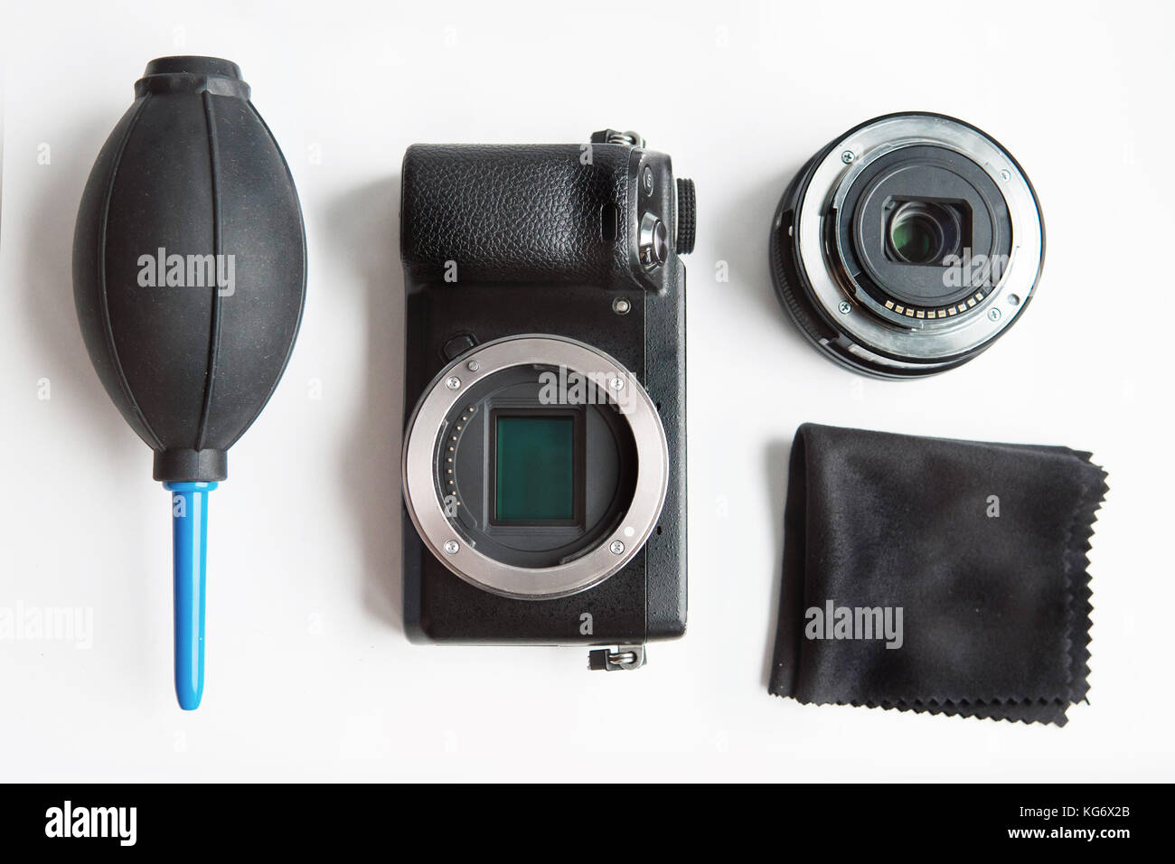 Fotocamera digitale con gli strumenti di pulizia su sfondo bianco Foto Stock