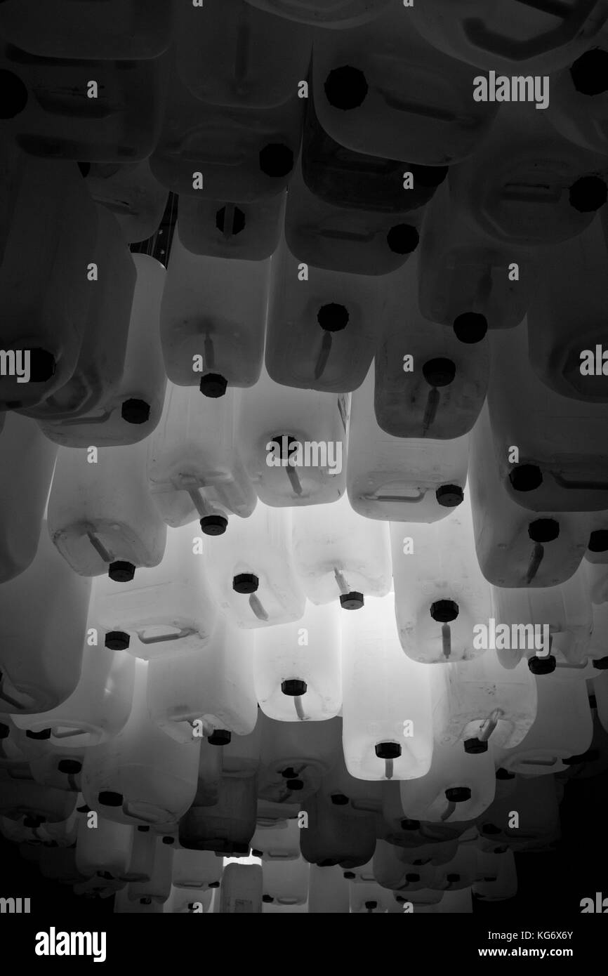 Le bottiglie di plastica instalation, john akomfrah : viola mostra a barbican 2017 Foto Stock