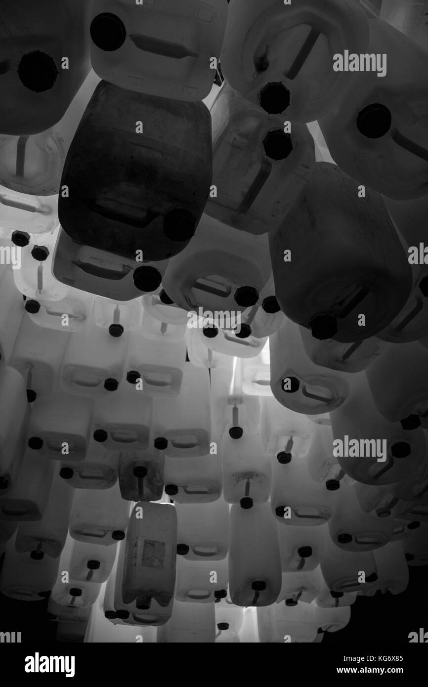 Installazione di bottiglie di plastica, John Akomfrah : Purple Exhibition in Barbican 2017 Foto Stock