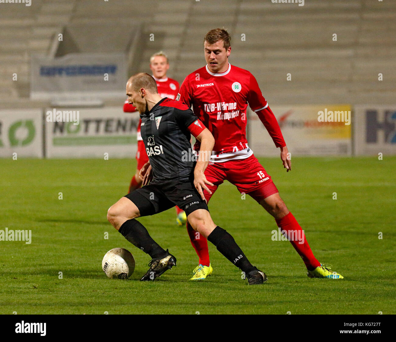 Sport,football,lega regionale ovest,2017/2018,rot weiss oberhausen vs fc wegberg-beeck 1920 1:1,stadium niederrhein a Oberhausen,scena del match,team capitano maurice passaggio (Beeck) lasciato in possesso palla e maik odenthal (rwo) Foto Stock