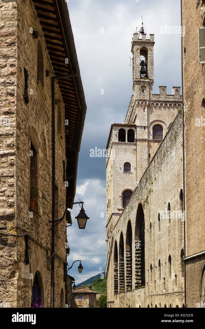 Vista della torre antica del console palace a gubbio, Italia Foto Stock