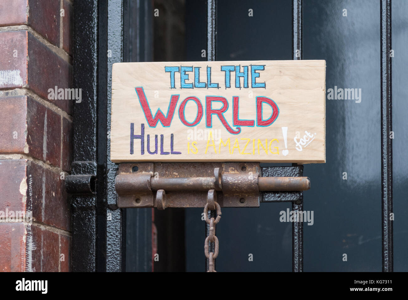 Hull UK City of Culture 2017 - Tell the World Hull è un segno sorprendente in Hull Fruit Market Foto Stock