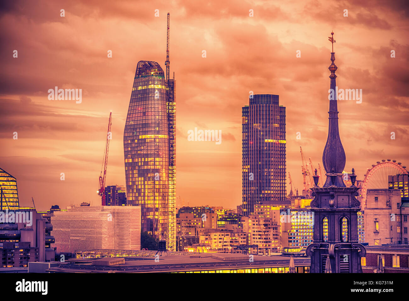 LONDRA, REGNO UNITO – 2 OTTOBRE 2017: Vista aerea notturna della città Foto Stock