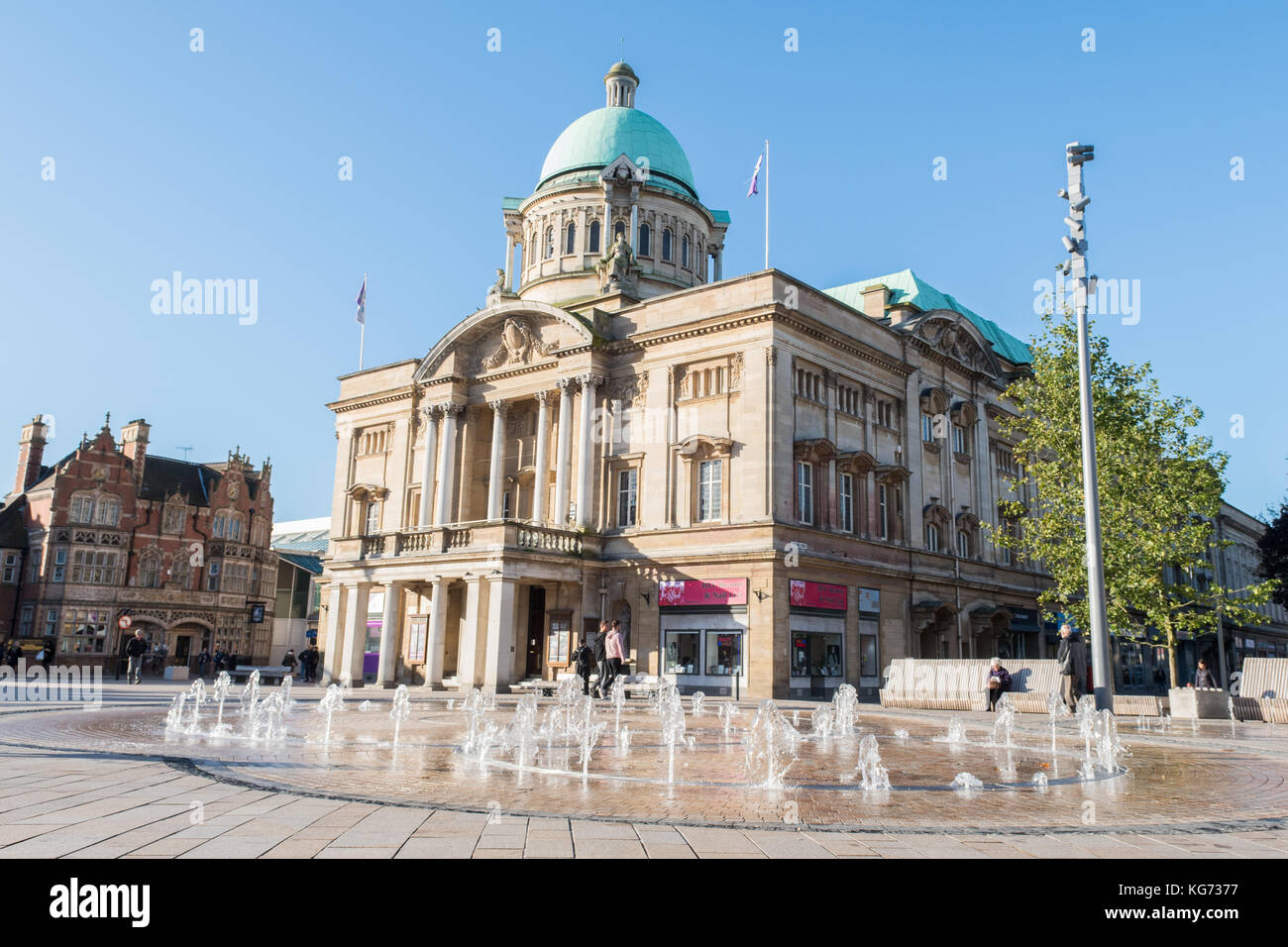 Le fontane di acqua in Victoria Square di fronte a Hull City Hall, Kinston upon Hull, England, Regno Unito Foto Stock