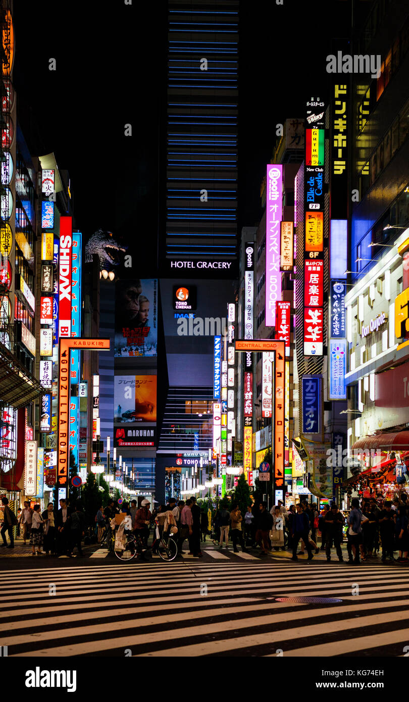 Godzilla strada in kabukicho, il quartiere dei divertimenti di Shinjuku a Tokyo, con la testa del famoso mostro Foto Stock