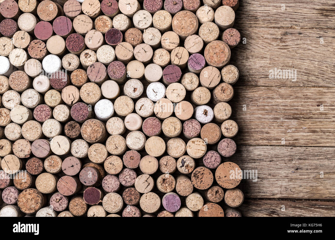 Tappi vino sulla tavola in legno rustico sfondo Foto Stock