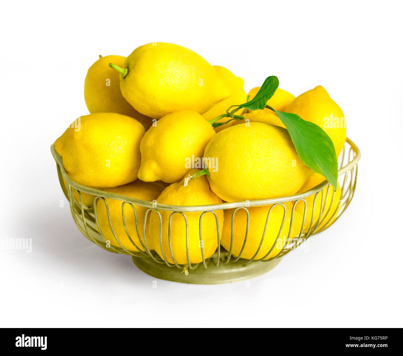 Ciotola di limoni isolato su sfondo bianco con tracciato di ritaglio Foto Stock