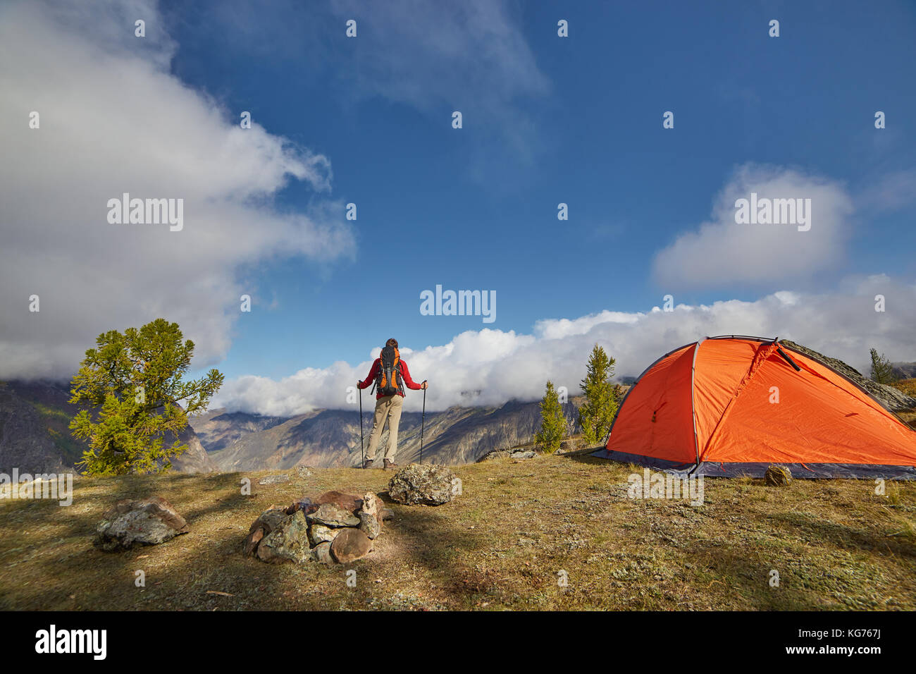 Backpacker con pali in mano. Foto Stock