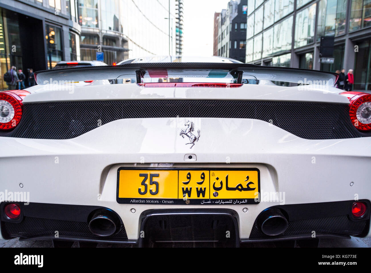 Una vettura sportiva Ferrari registrata da Omani parcheggiata a Bishopsgate, Londra, Inghilterra, Regno Unito Foto Stock