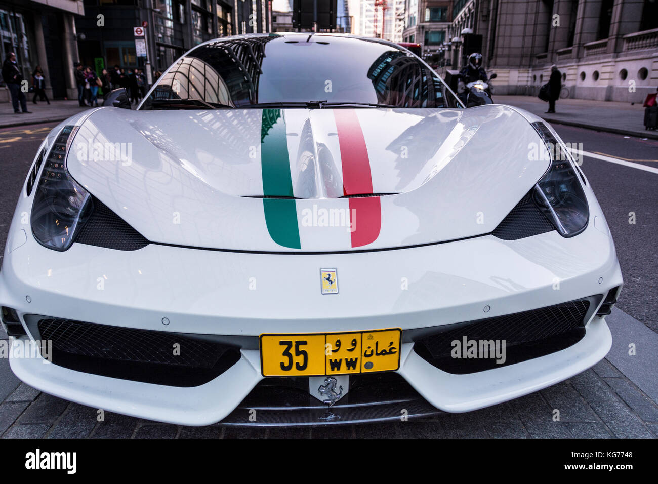Una vettura sportiva Ferrari registrata da Omani parcheggiata a Bishopsgate, Londra, Inghilterra, Regno Unito Foto Stock
