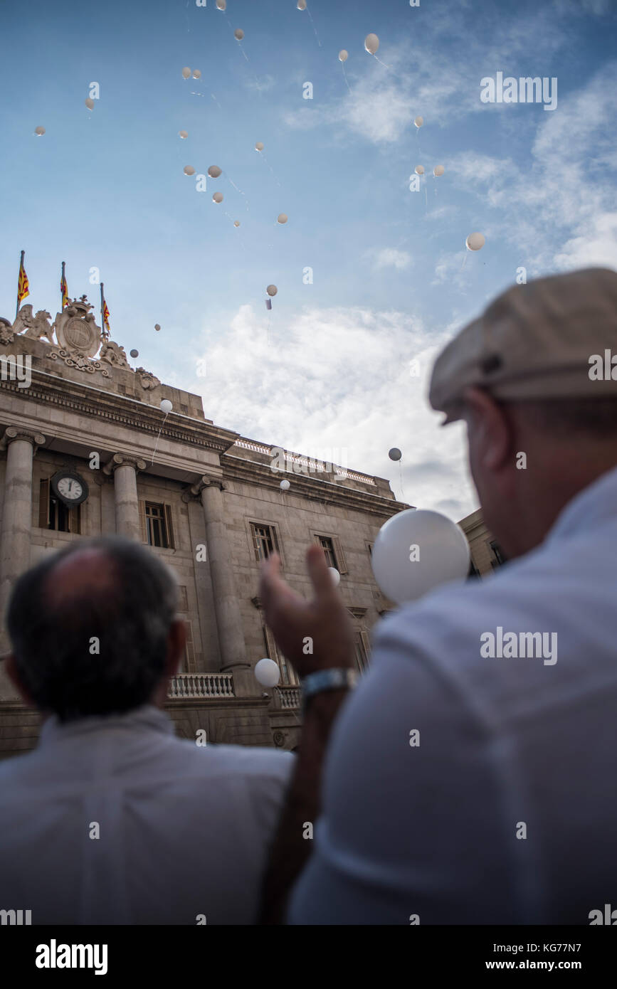 Migliaia di persone si riuniscono in Piazza Sant Jaume a Barcellona per chiedere il dialogo tra i governi della Catalogna e della Spagna. Credito: Carles Des Foto Stock