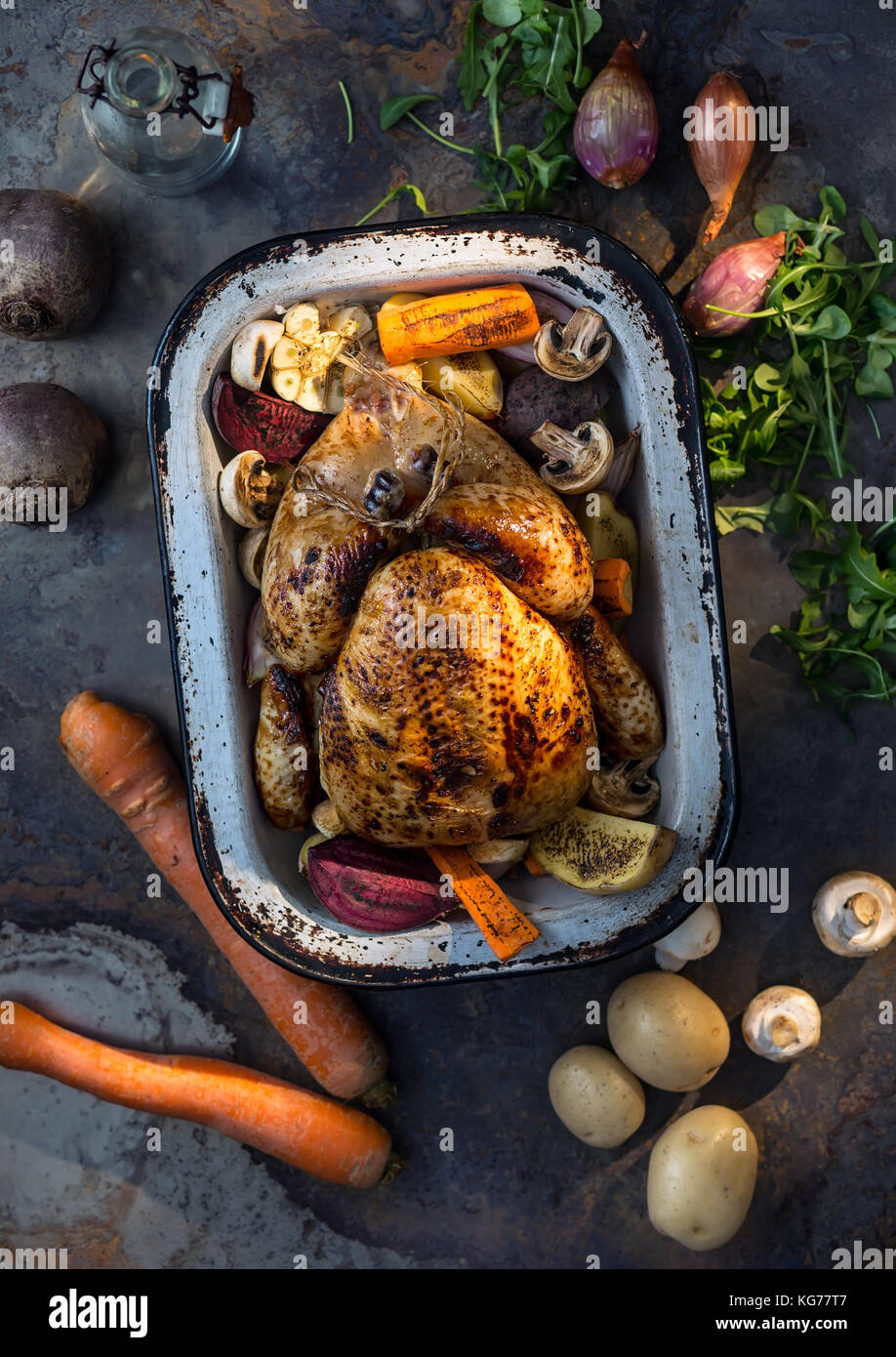 Arrosto di tacchino intero o il pollo nella padella vecchia con le verdure. Foto Stock
