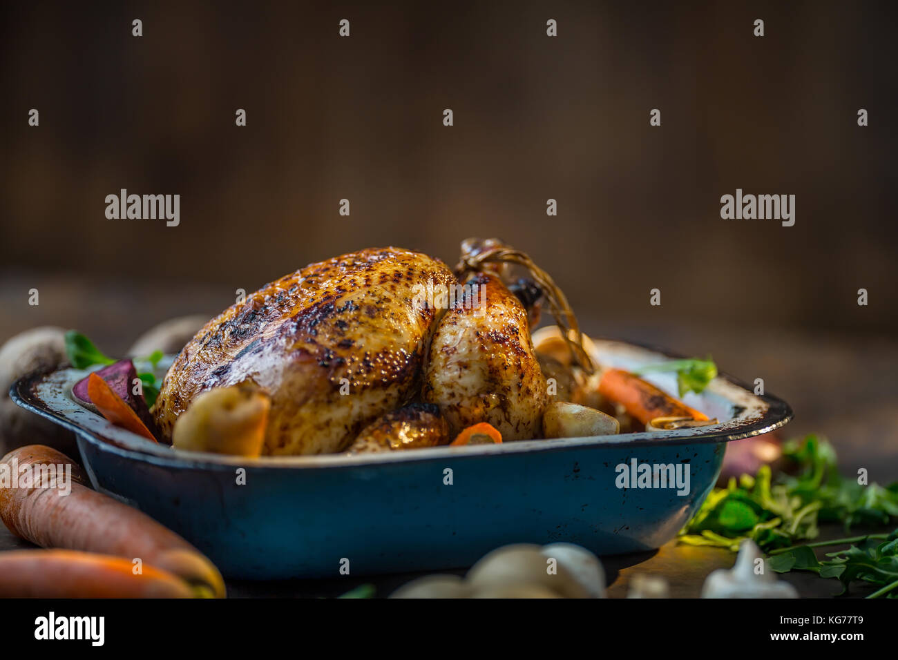 Arrosto di tacchino intero o il pollo nella padella vecchia con le verdure. Foto Stock