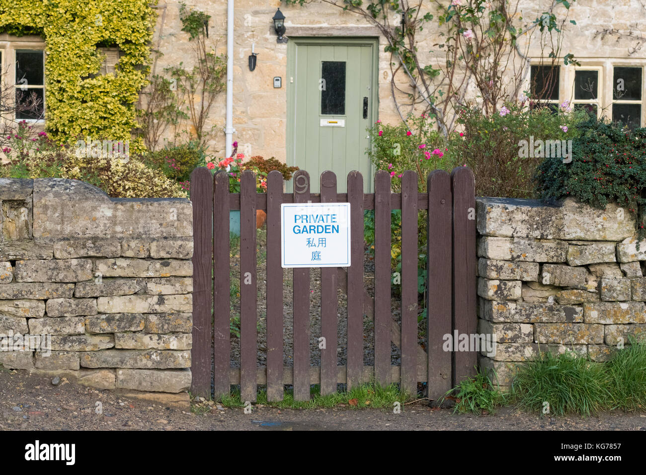Turismo di Bibury - cartello 'Giardino privato' sul cancello del giardino scritto in Inglese e Giapponese - Bibury, Gloucestershire, Inghilterra, Regno Unito Foto Stock