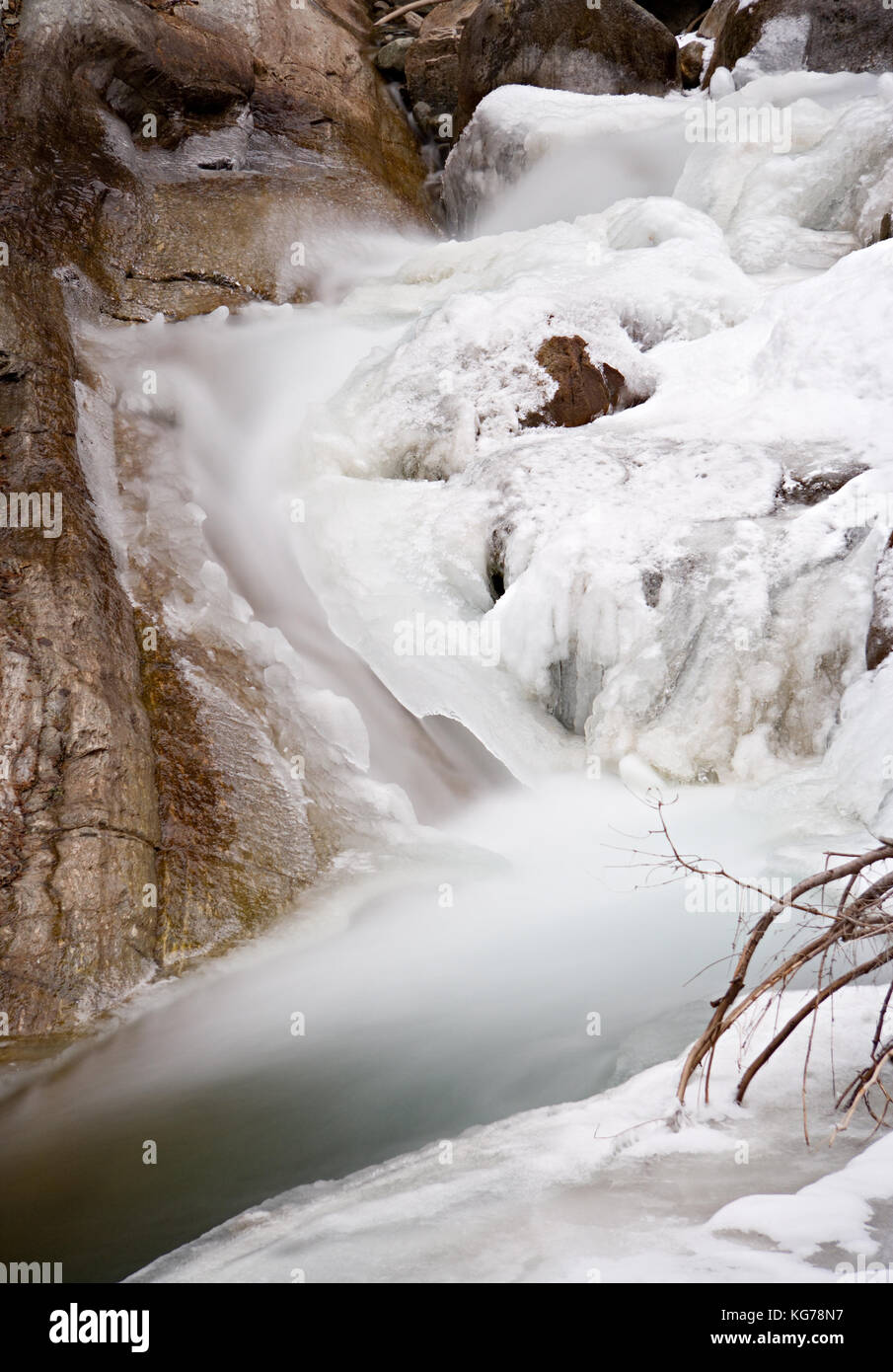 Un piccolo fiume di montagna in Tirolo, Austria in inverno. Foto Stock