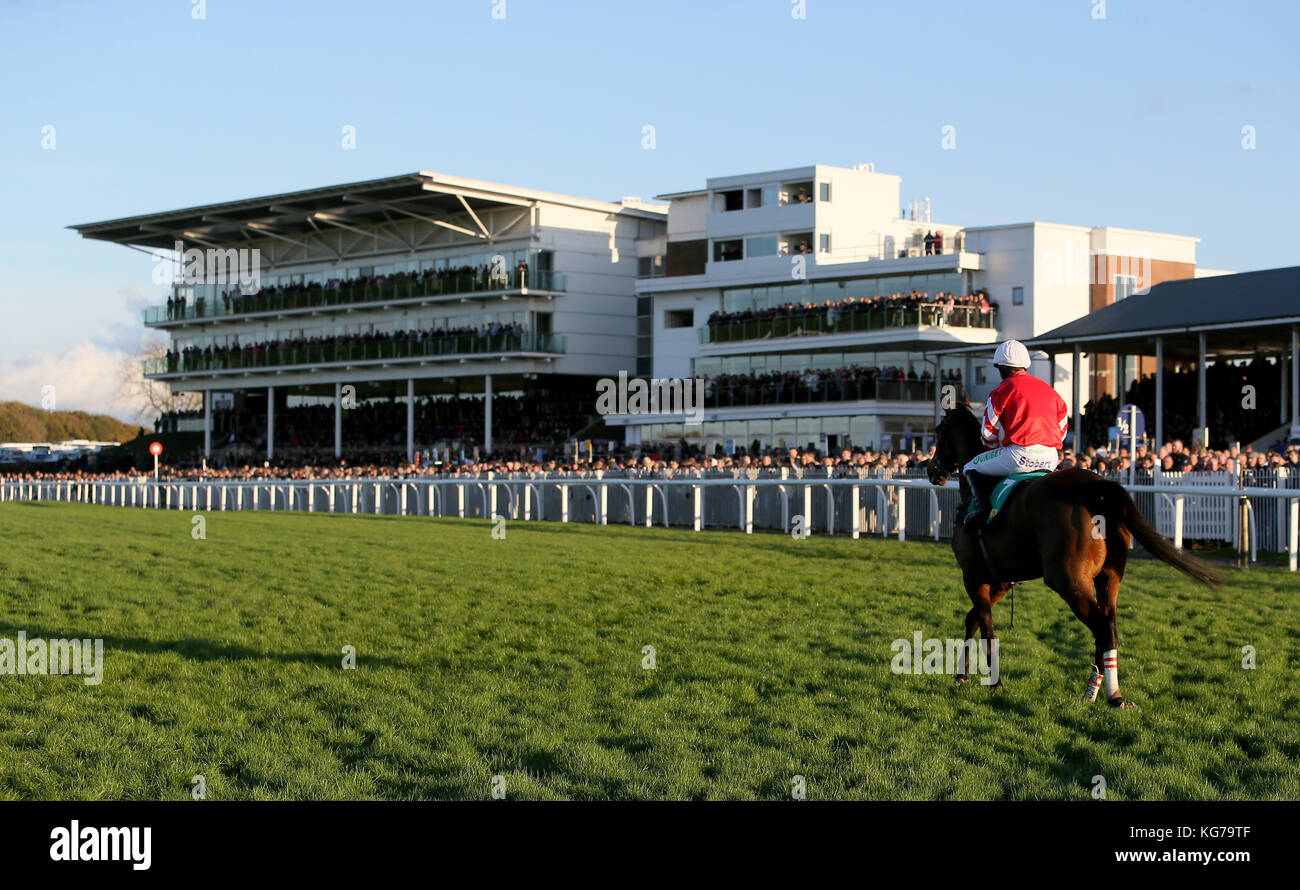 Coneygare è tirato in su durante bet365 Charlie Hall Chase durante il giorno due della riunione bet365 all'Ippodromo di Wetherby. Foto Stock