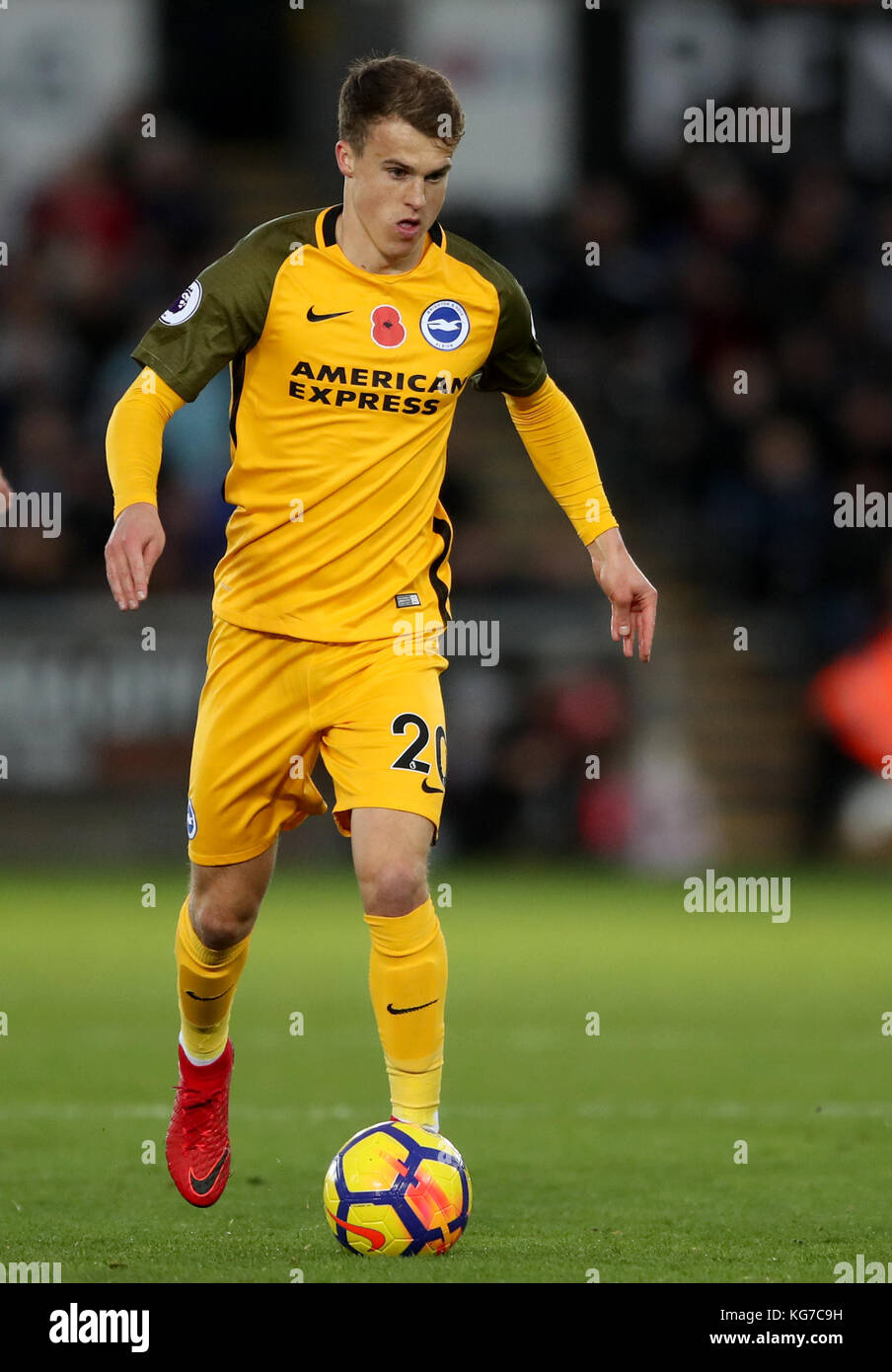 La marcia solly di Brighton & Hove Albion durante la partita della Premier League al Liberty Stadium di Swansea. PREMERE ASSOCIAZIONE foto. Data immagine: Sabato 4 novembre 2017. Vedi PA storia CALCIO Swansea. Il credito fotografico dovrebbe essere: Nick Potts/PA Wire. RESTRIZIONI: Nessun utilizzo con audio, video, dati, elenchi di apparecchi, logo di club/campionato o servizi "live" non autorizzati. L'uso in-match online è limitato a 75 immagini, senza emulazione video. Nessun utilizzo nelle scommesse, nei giochi o nelle pubblicazioni di singoli club/campionati/giocatori Foto Stock