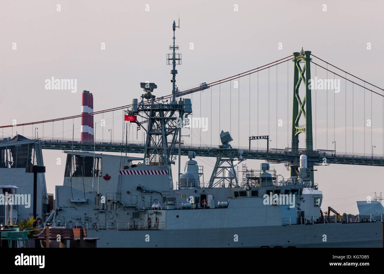 Un Royal Canadian Navy navi da guerra si siede nel suo ormeggio al Canadian Forces base navale di Halifax, Nova Scotia, Canada. Foto Stock