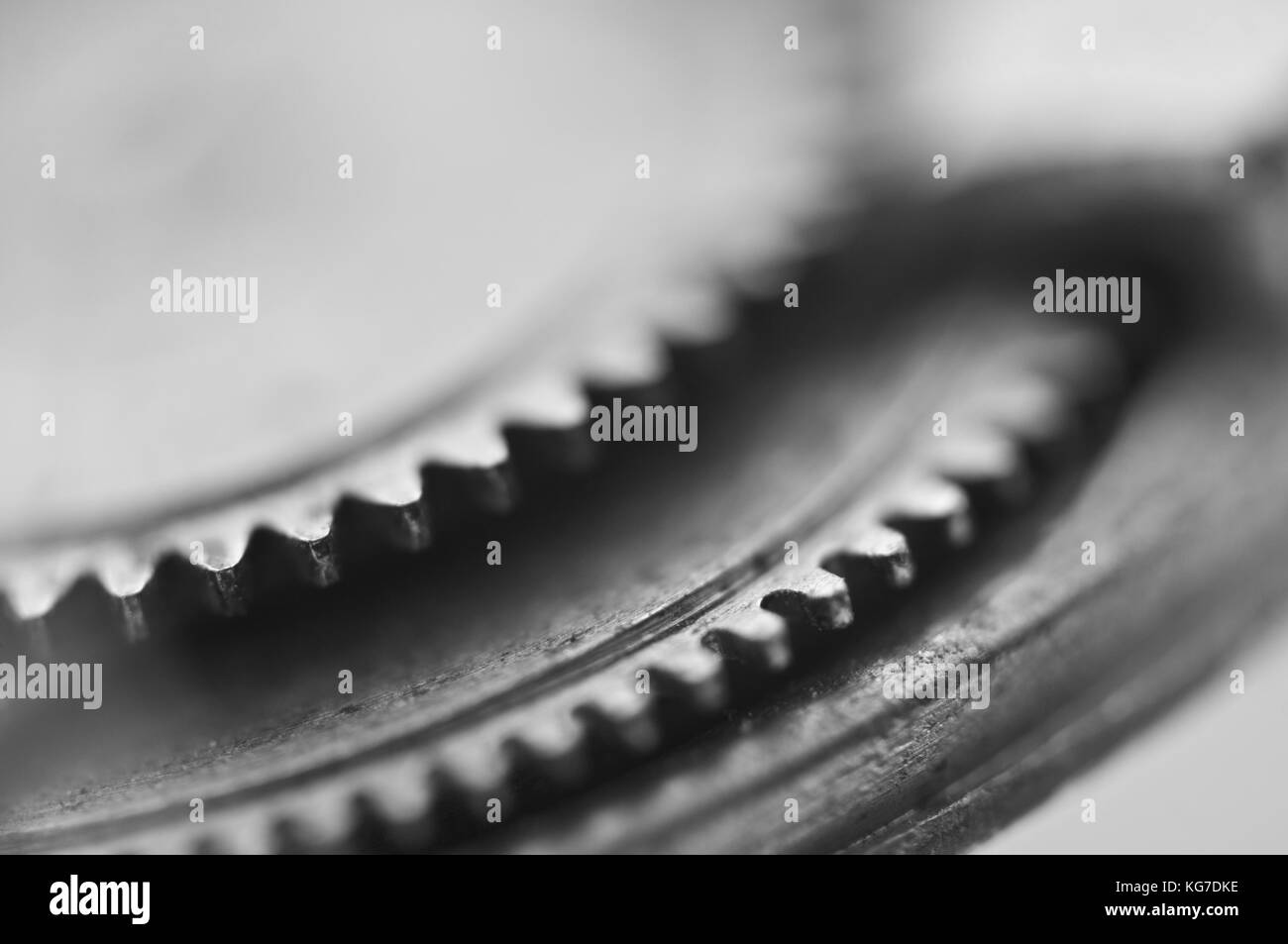 Ruote dentate, sfondo industriale monocromatico. Profondità di campo molto bassa, la messa a fuoco è molto piccola. Fotografia creativa per progetti concettuali. Macro. Foto Stock