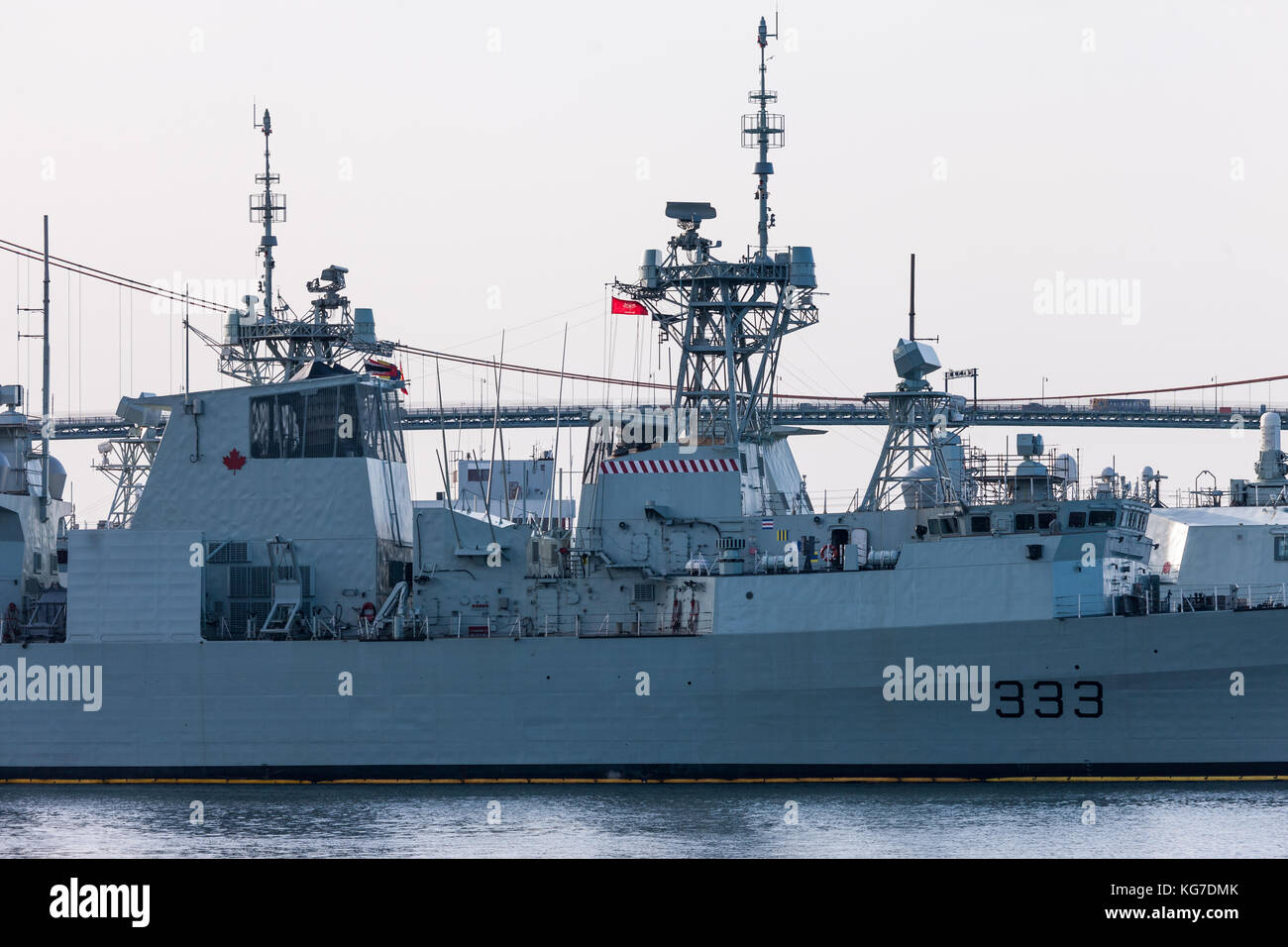 Halifax, Canada - 29 agosto 2017: La HMCS Toronto (333) e HMCS Montreal dietro di lei sono ancorati nella loro scivola alla CFB di Halifax. Foto Stock