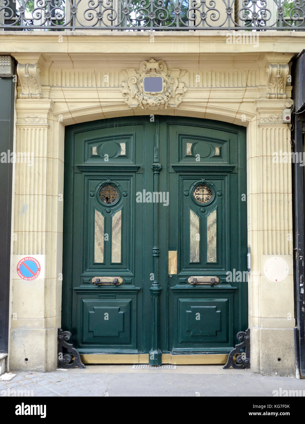 Verde cortile doppie porte in Parigi, 2017. Foto Stock