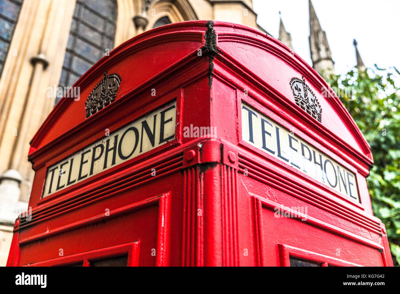 In cima a una tradizionale cabina telefonica rossa, nel centro di Londra, Inghilterra, Regno Unito. Foto Stock