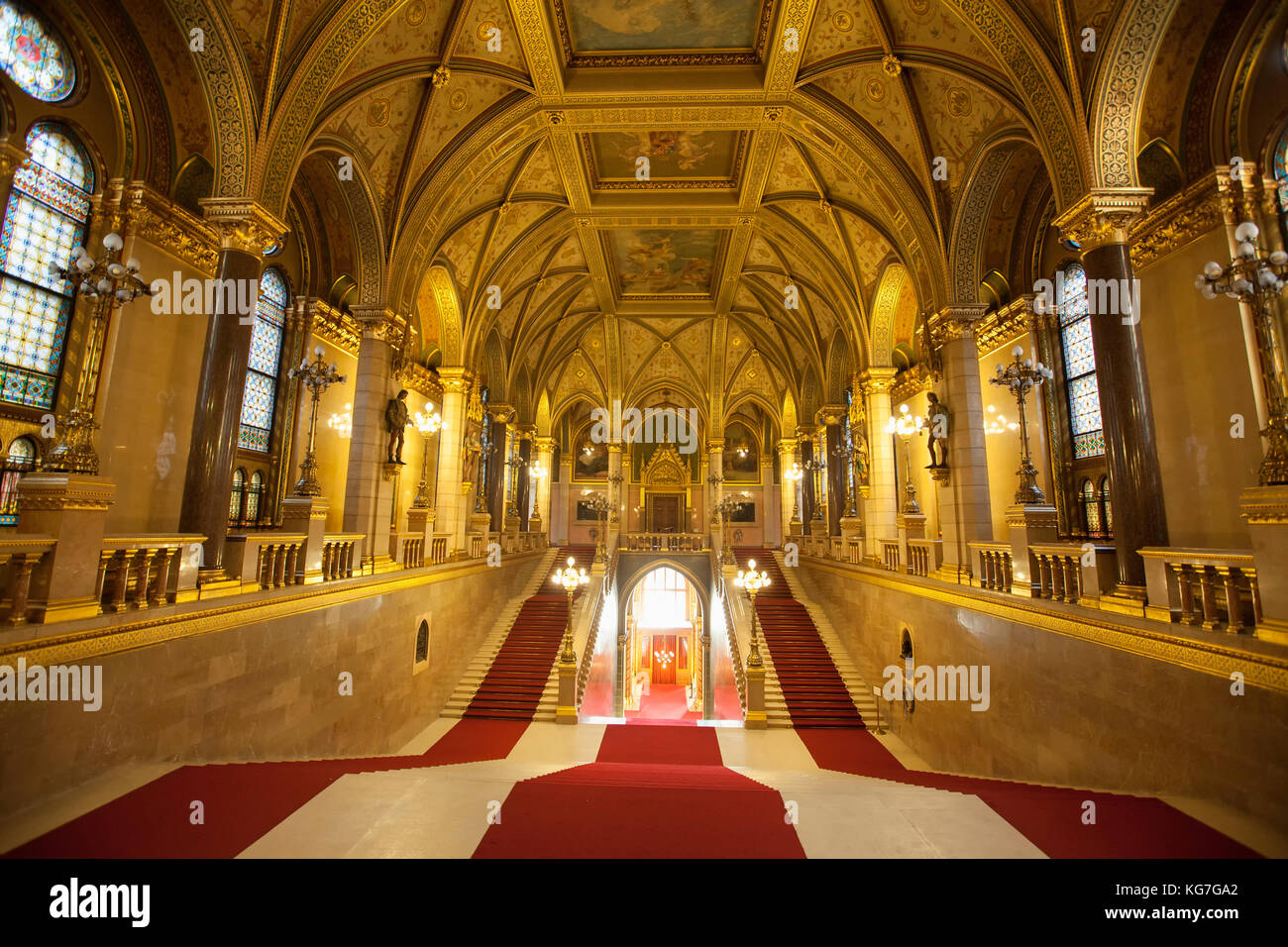 Budapest - 17 settembre 2017: il parlamento ungherese edificio, noto anche come il parlamento di Budapest per essere collocato in quella città è sede Foto Stock