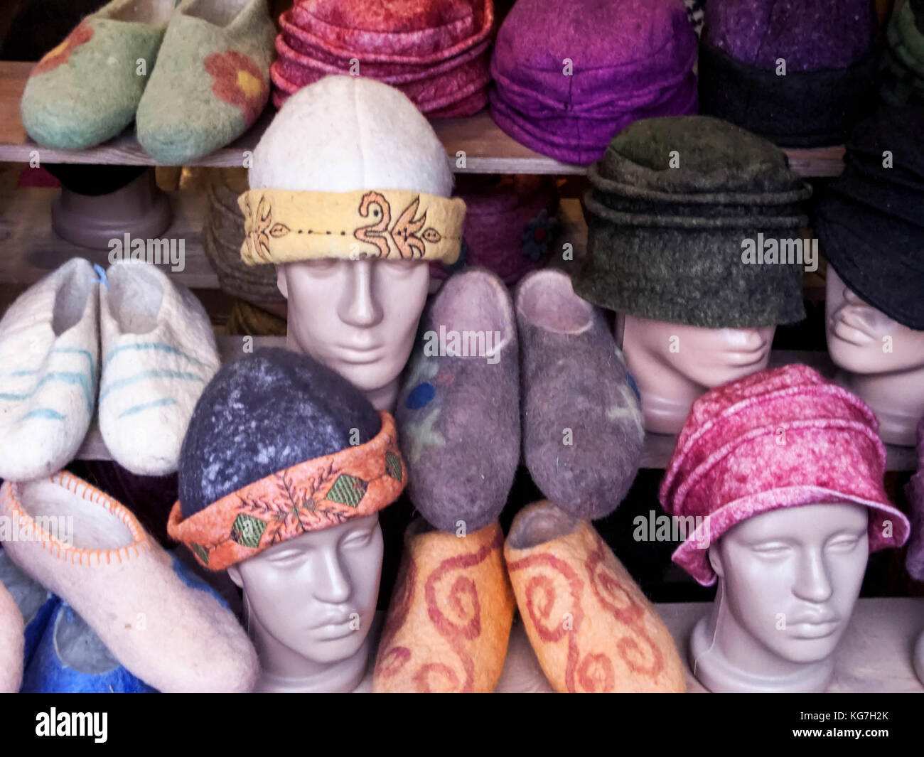 Moda turca, cappelli e pantofole, istanbul, Turchia Foto Stock