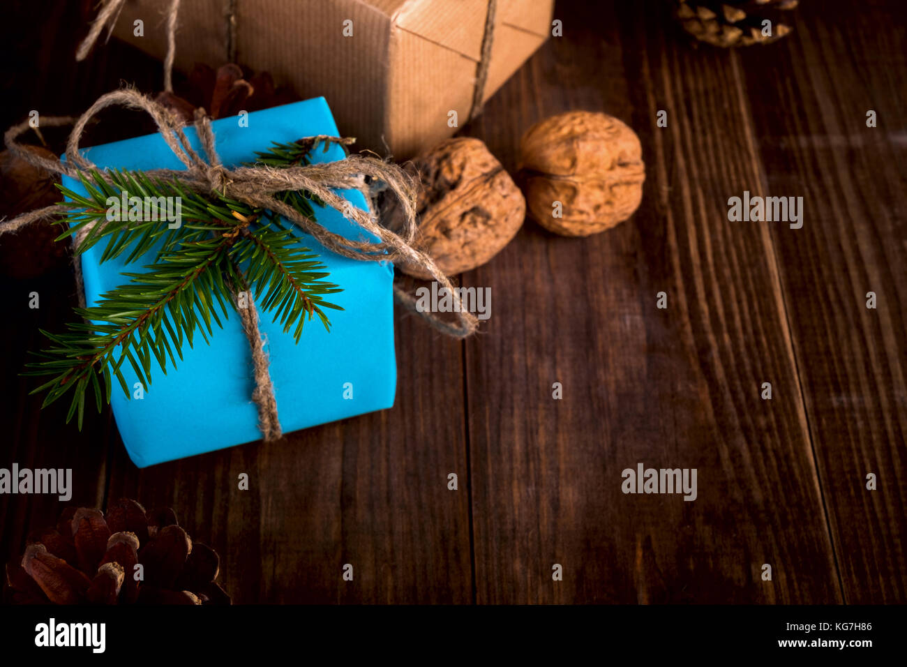 Natale felice anno nuovo composizione vacanze con box, il cono di legno di noce e su uno sfondo di legno Foto Stock