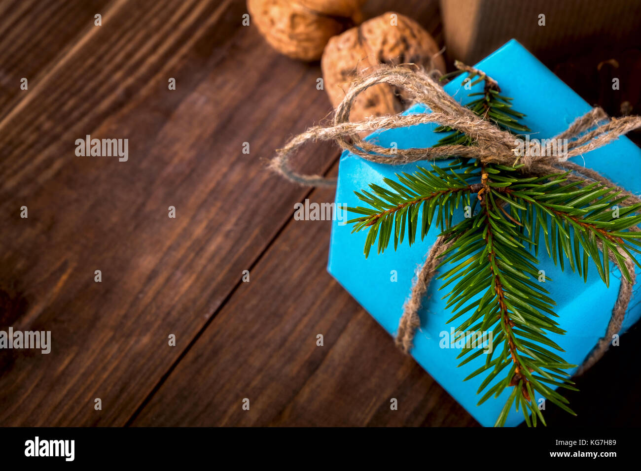 Natale felice anno nuovo composizione vacanze con box, il cono di legno di noce e su uno sfondo di legno Foto Stock