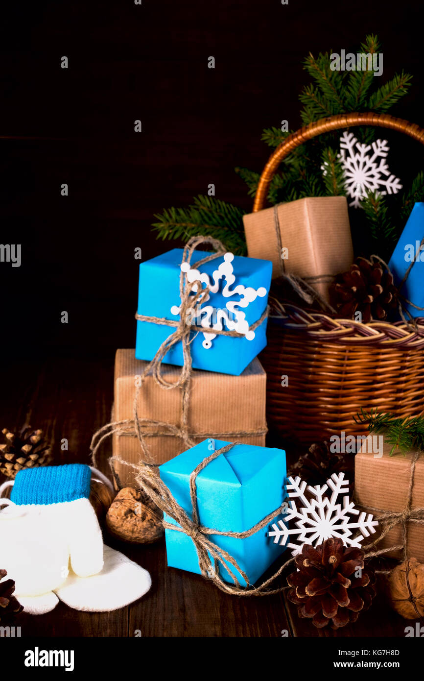 Natale felice anno nuovo composizione vacanze con box, il cono di legno di noce e su uno sfondo di legno Foto Stock