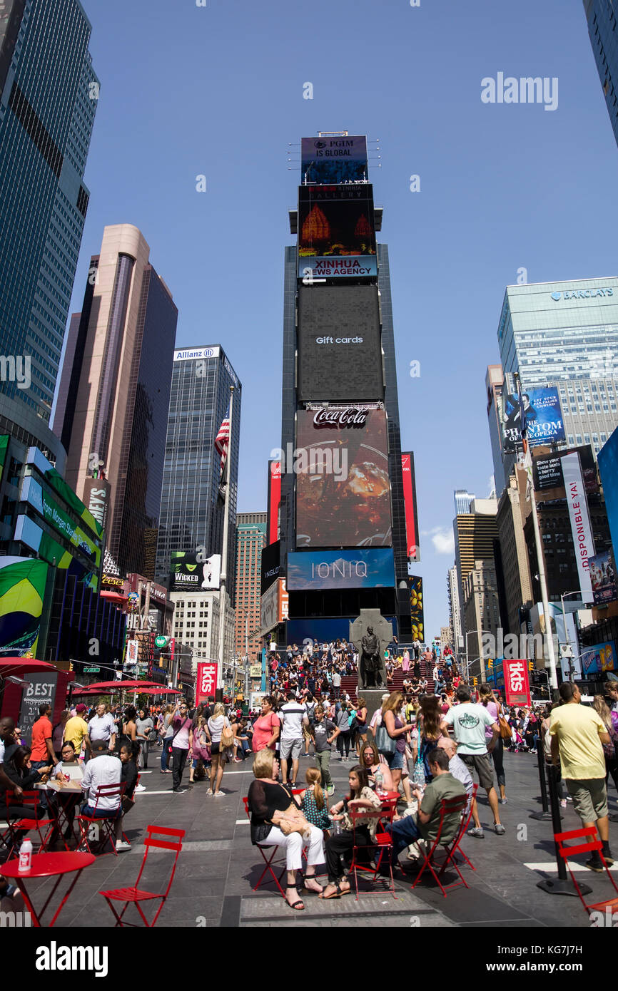 Persone non identificate sul times square, new york times square è il più popolare località turistica nella città di new york Foto Stock