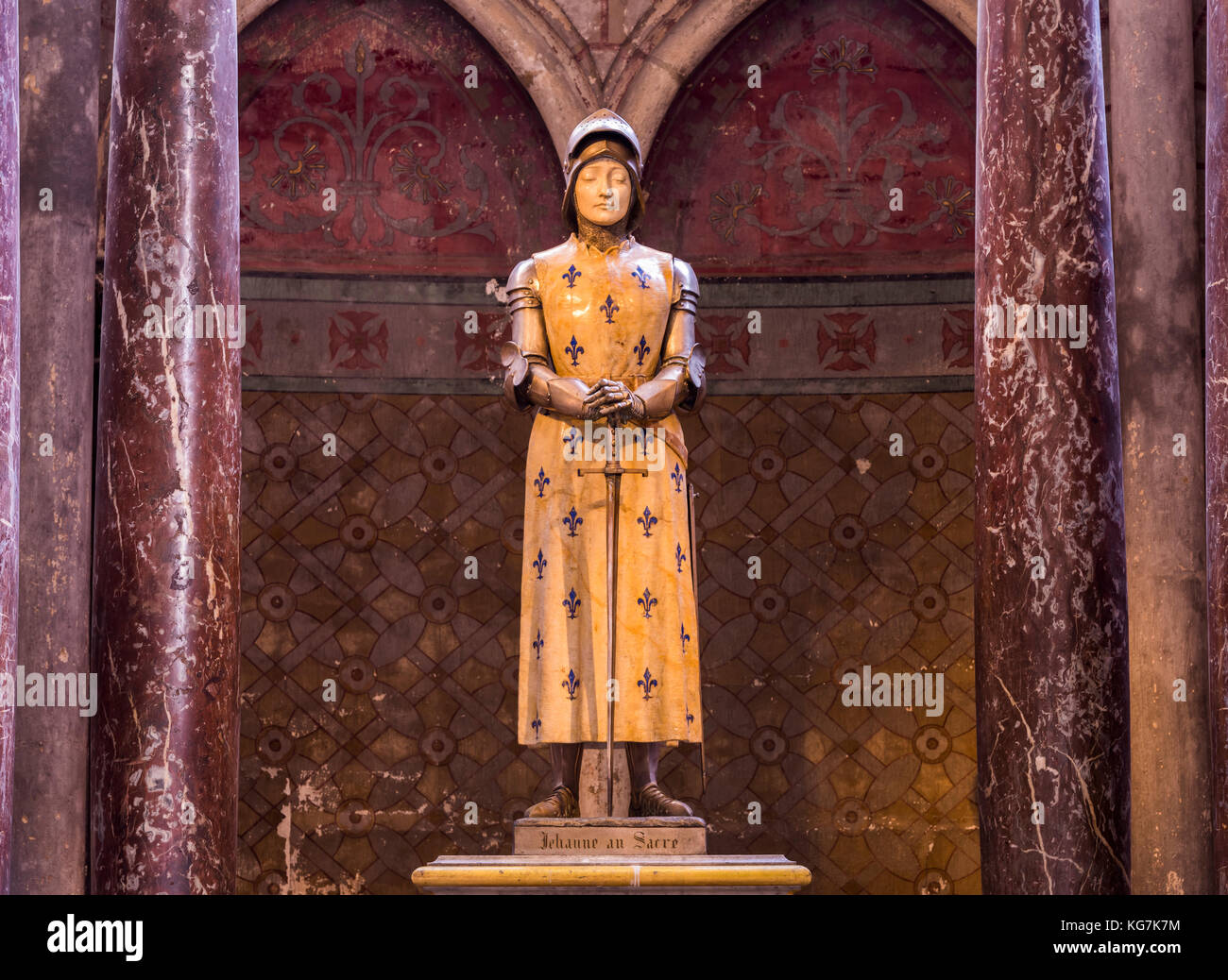 Reims, Francia - 12 giugno 2017: statua di Jeanne 'darc nella cattedrale di Reims, Francia. Foto Stock