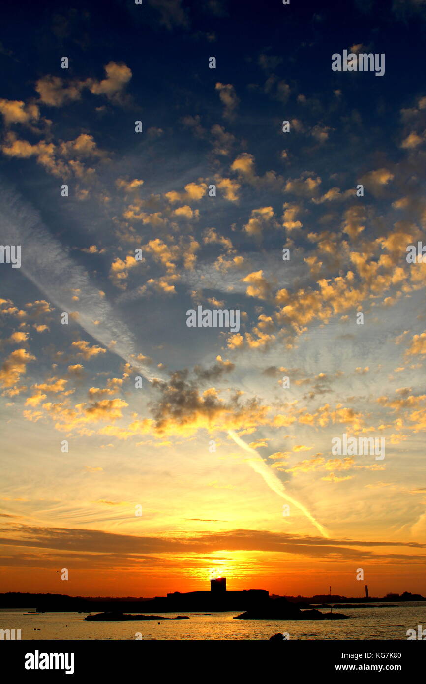 Fantastico tramonto su St Aubins fort, jersey Foto Stock