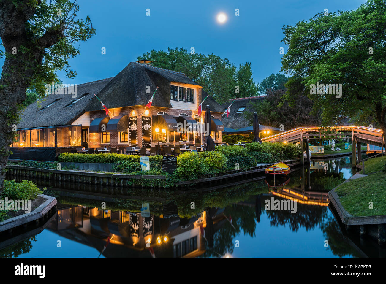 Giethoorn, Paesi Bassi - 19 maggio., 2016: pizzeria la sera con la luna piena nella piccola e pittoresca cittadina di Giethoorn, Overijssel, netherlan Foto Stock