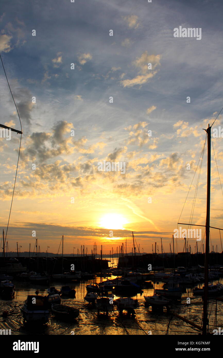 Sunrise su St Aubin Harbour, jersey Foto Stock