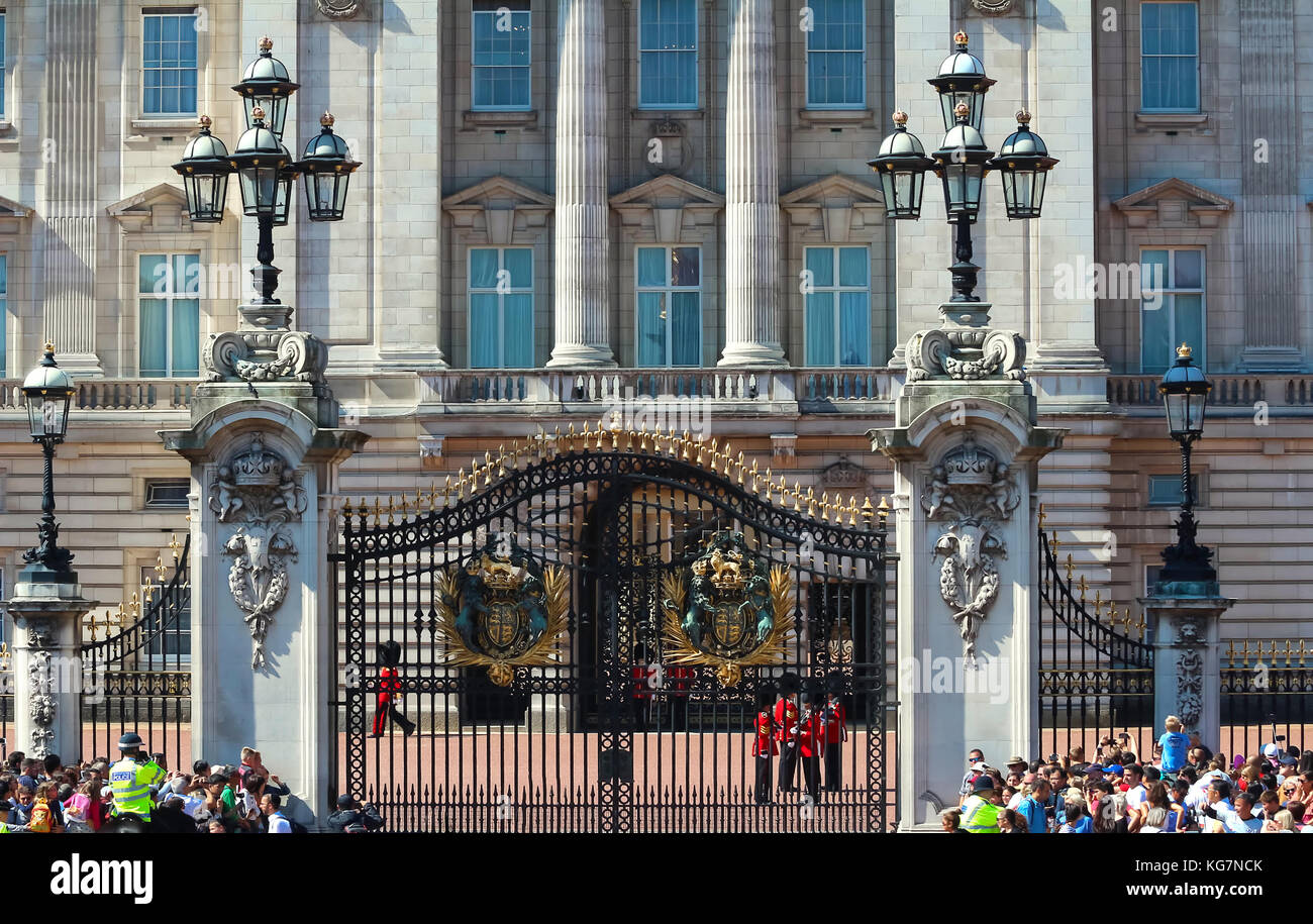 Il cambio della guardia a Buckingham Palace, Londra, Regno Unito. Foto Stock