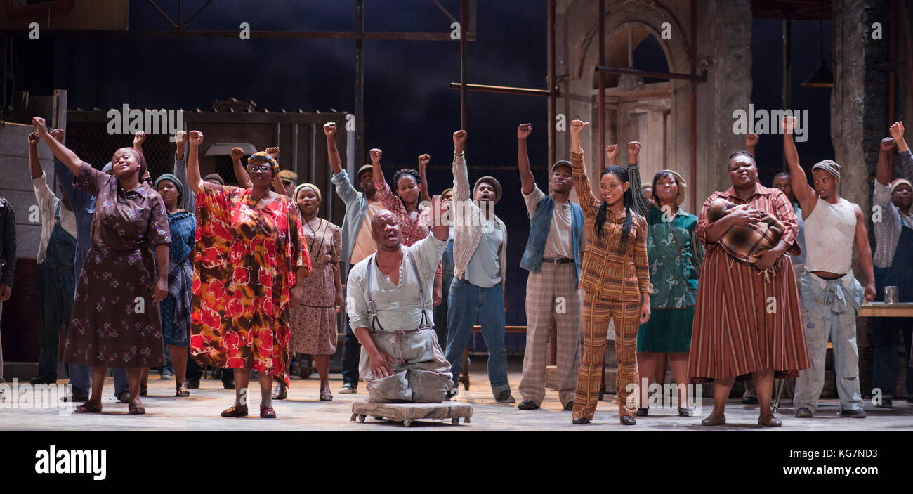 Cast di Porgy e Bess. Prima a Londra della produzione completa della Cape Town Opera della Gershwin Opera 'Porgy and Bess' al London Coliseum. Una stagione limitata di 14 spettacoli dall'11 al 21 luglio 2012. Diretto da Christine Cross, musica/testi di George Gershwin, DuBose e Dorothy Heyward e Ira Gershwin, accompagnati dall'Orchestra della Welsh National Opera. Foto Stock