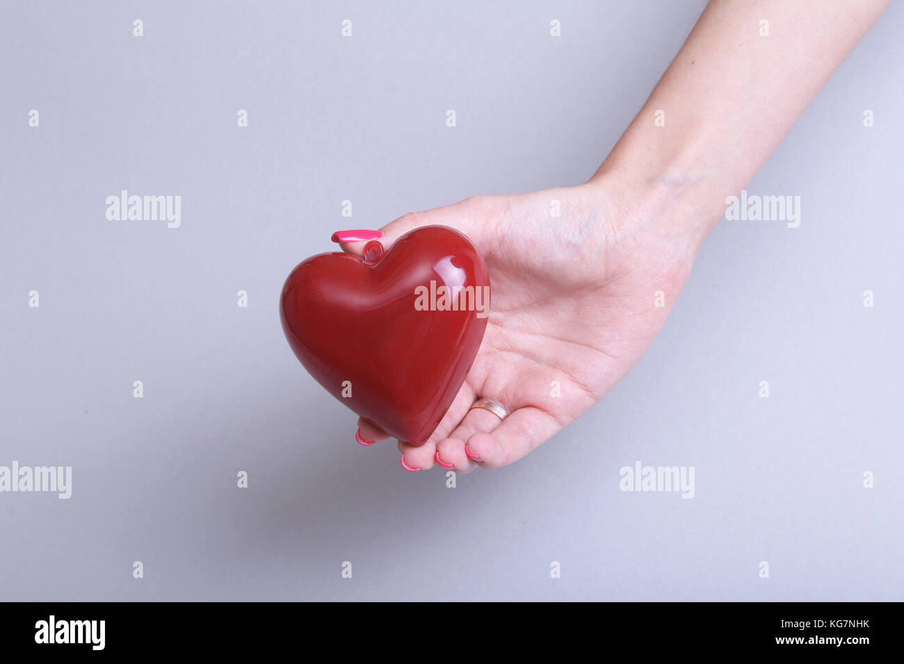 Medico donna tenere in mani cuore rosso . cardio terapeuta, studente istruzione, concetto di aritmia Foto Stock