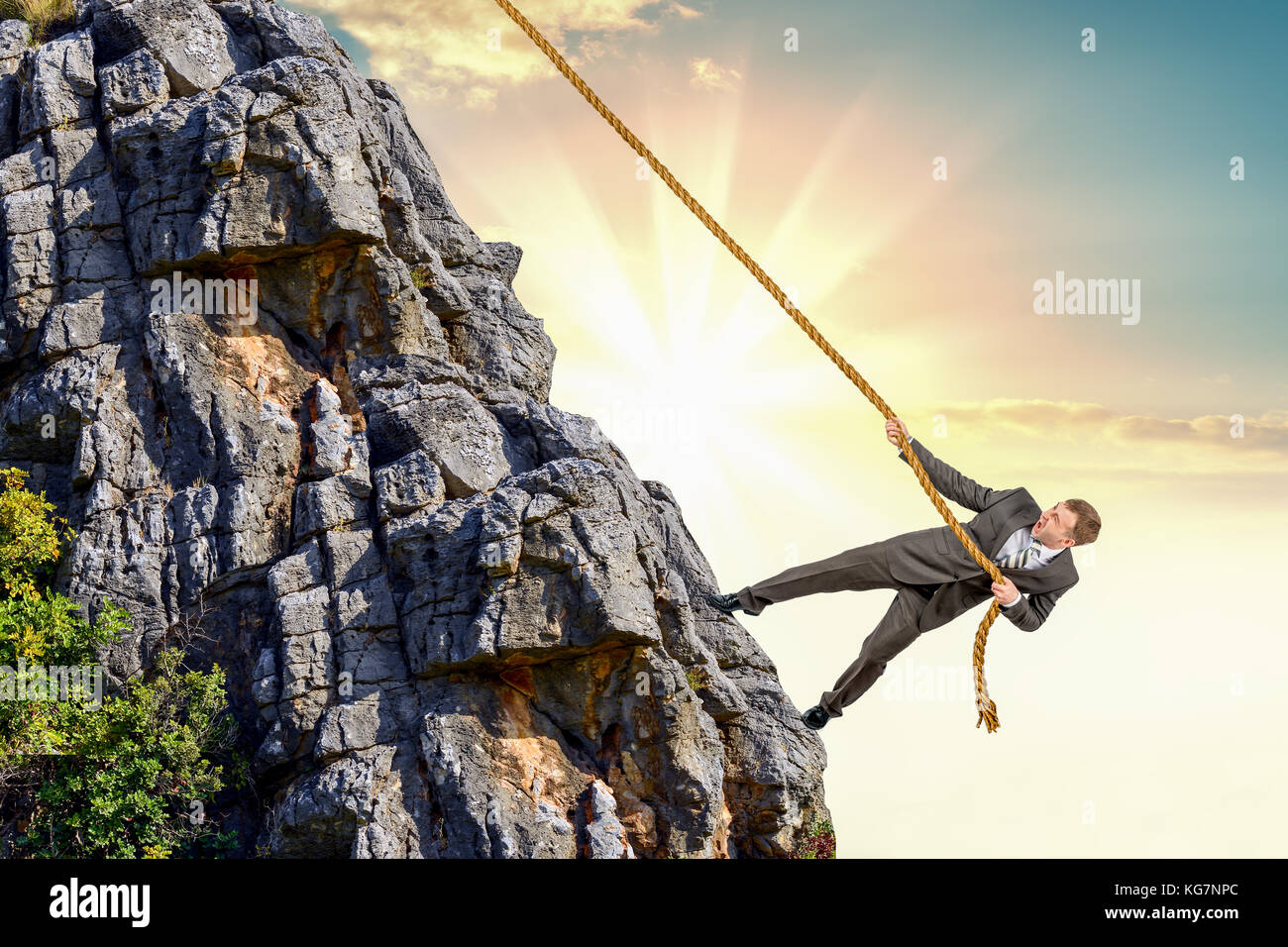 Imprenditore scalare una montagna Foto stock - Alamy