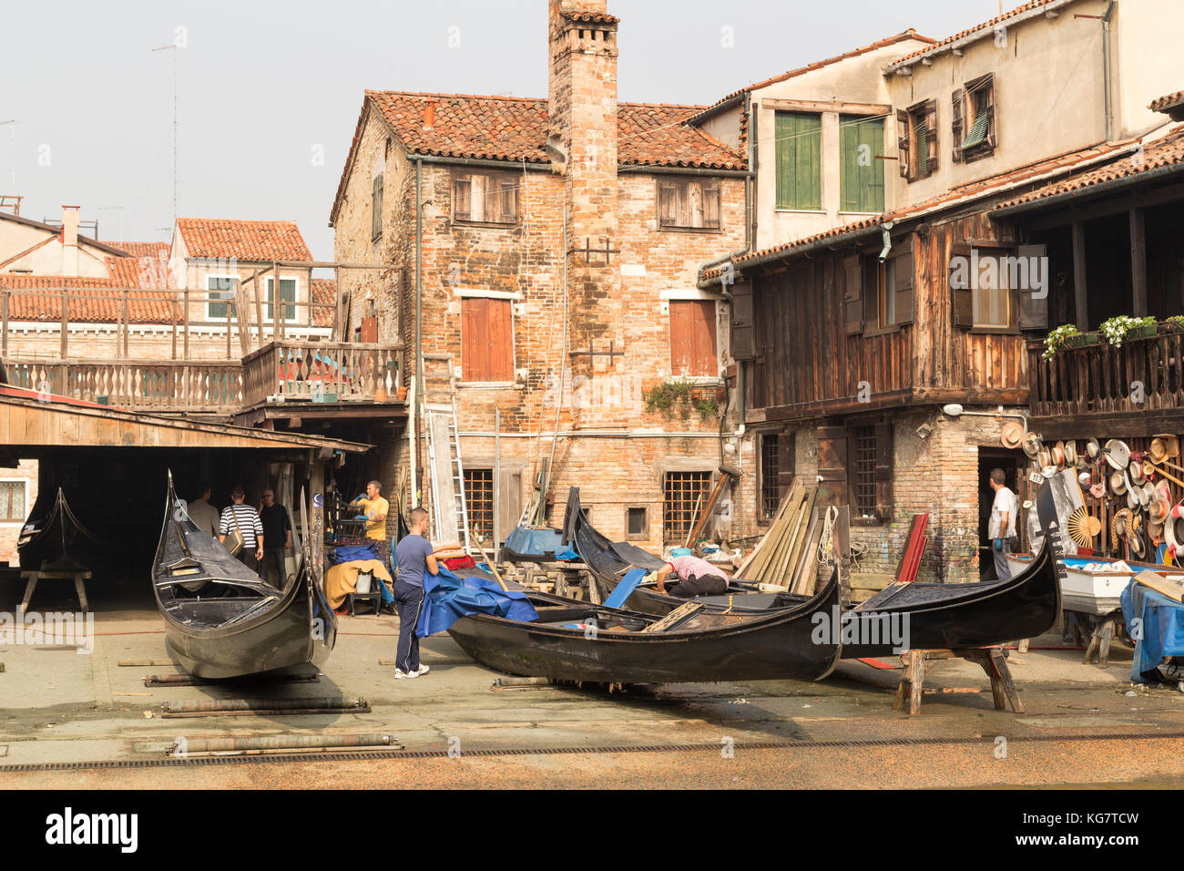 L'Italia, Venezia, bacino di carenaggio cantiere di manutenzione per gondolers. Foto Stock