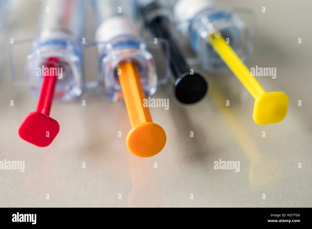 Diversi tipi di siringhe per le cure palliative, immagine concettuale Foto Stock