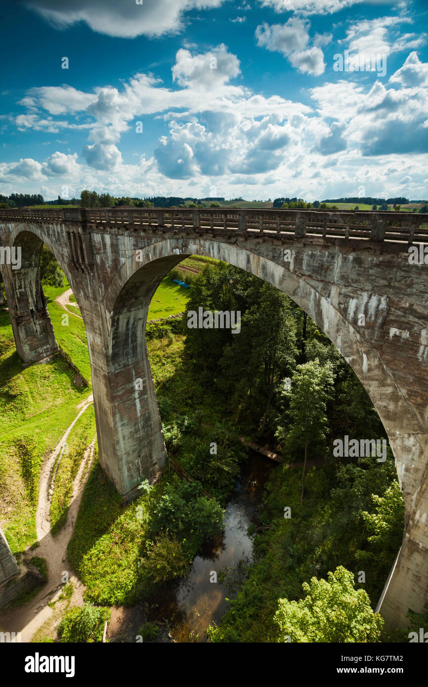 Storico viadotto ferroviario a Stanczyki, Warminsko-mazurskie, Polonia. Foto Stock