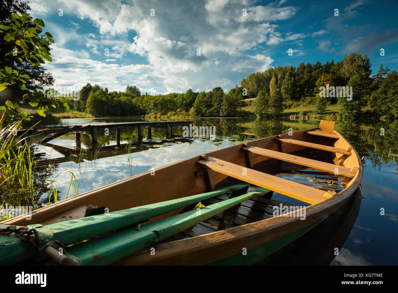 Inizio autunno pomeriggio in un piccolo lago nel paesaggio di suwalki park, Polonia. Foto Stock