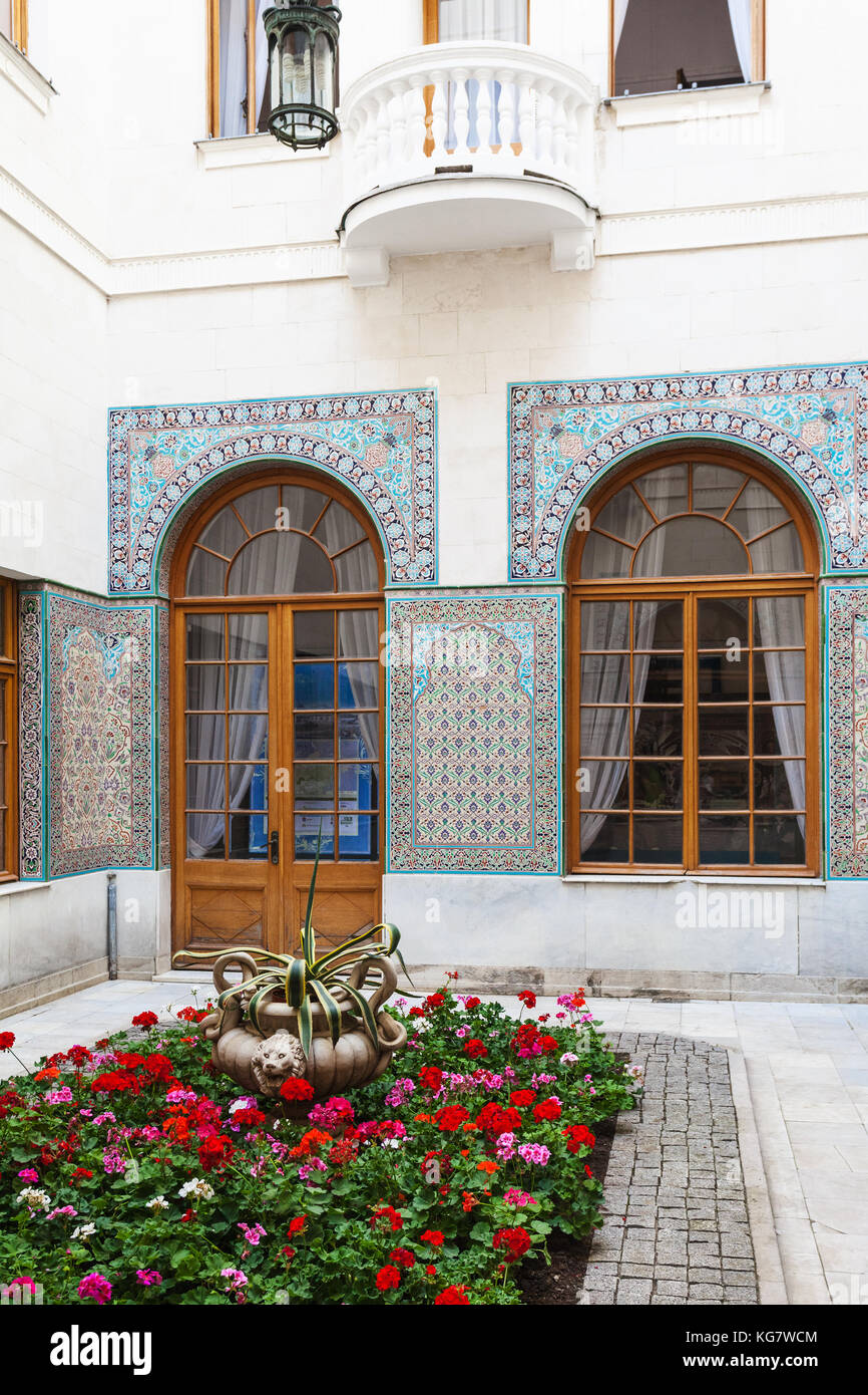 Livadiya, crimea - 21 settembre 2017: rose letto di fiori nel patio arabo di livadia palace. Il palazzo era la residenza estiva dell'imperatore russo di f Foto Stock