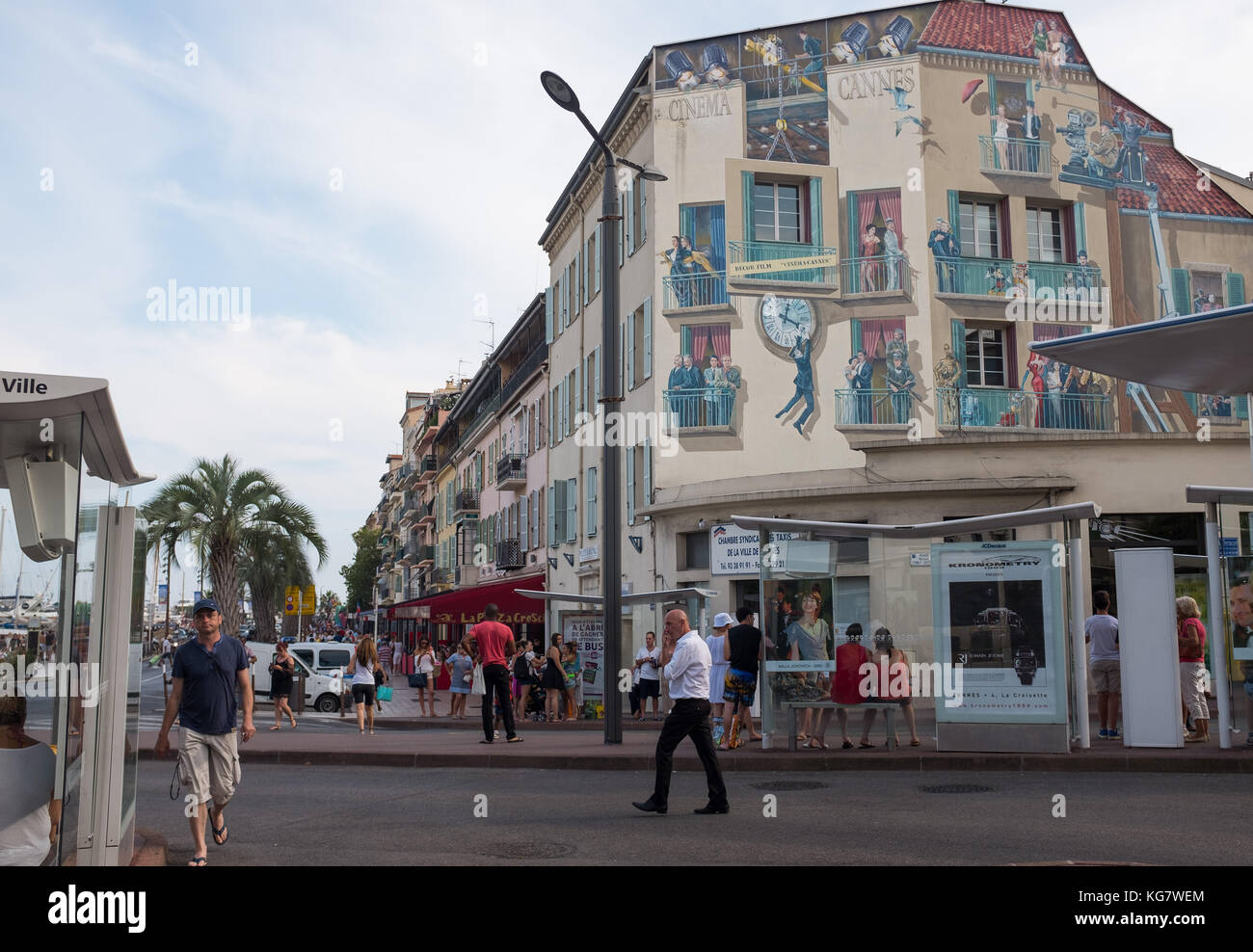 Dipinti d'arte sulle pareti dell'edificio di Place Cornut gentile, Quai Saint Pierre, Cannes, Costa Azzurra, Provenza-Alpi-Costa Azzurra, Francia. Foto Stock