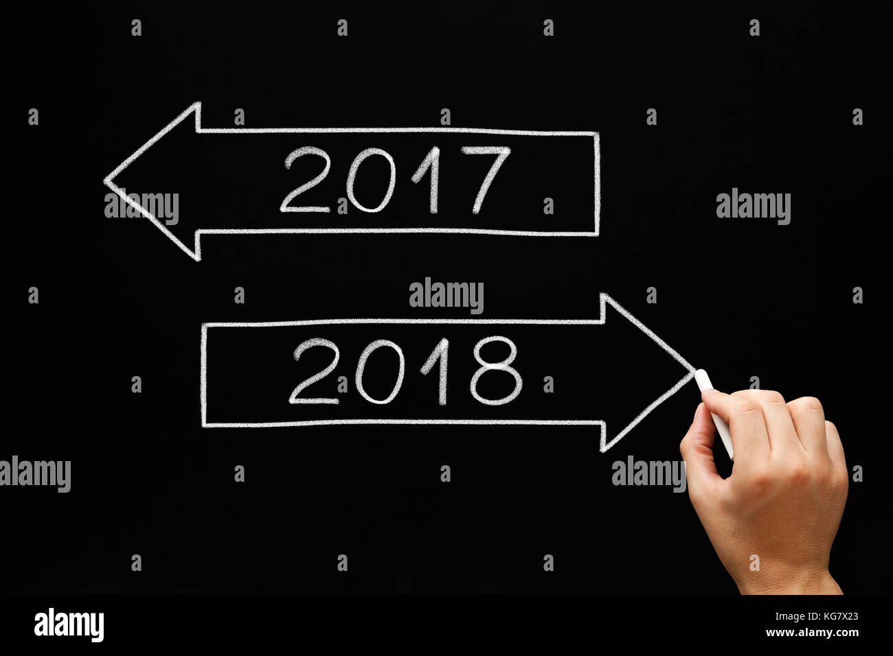 Disegno a mano anno nuovo concetto con gesso bianco sulla lavagna. proseguendo per anno 2018 e lasciando l'anno 2017 dietro. Foto Stock