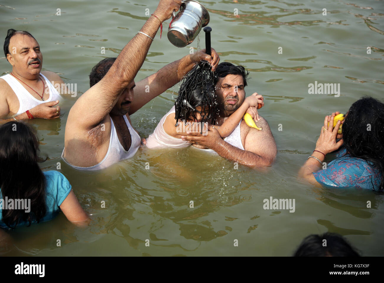 I devoti di eseguire un rituale bagno durante l'annuale fiera jhiri a kanachack villaggio alla periferia di jammu (foto di shilpa thakur / pacific stampa) Foto Stock