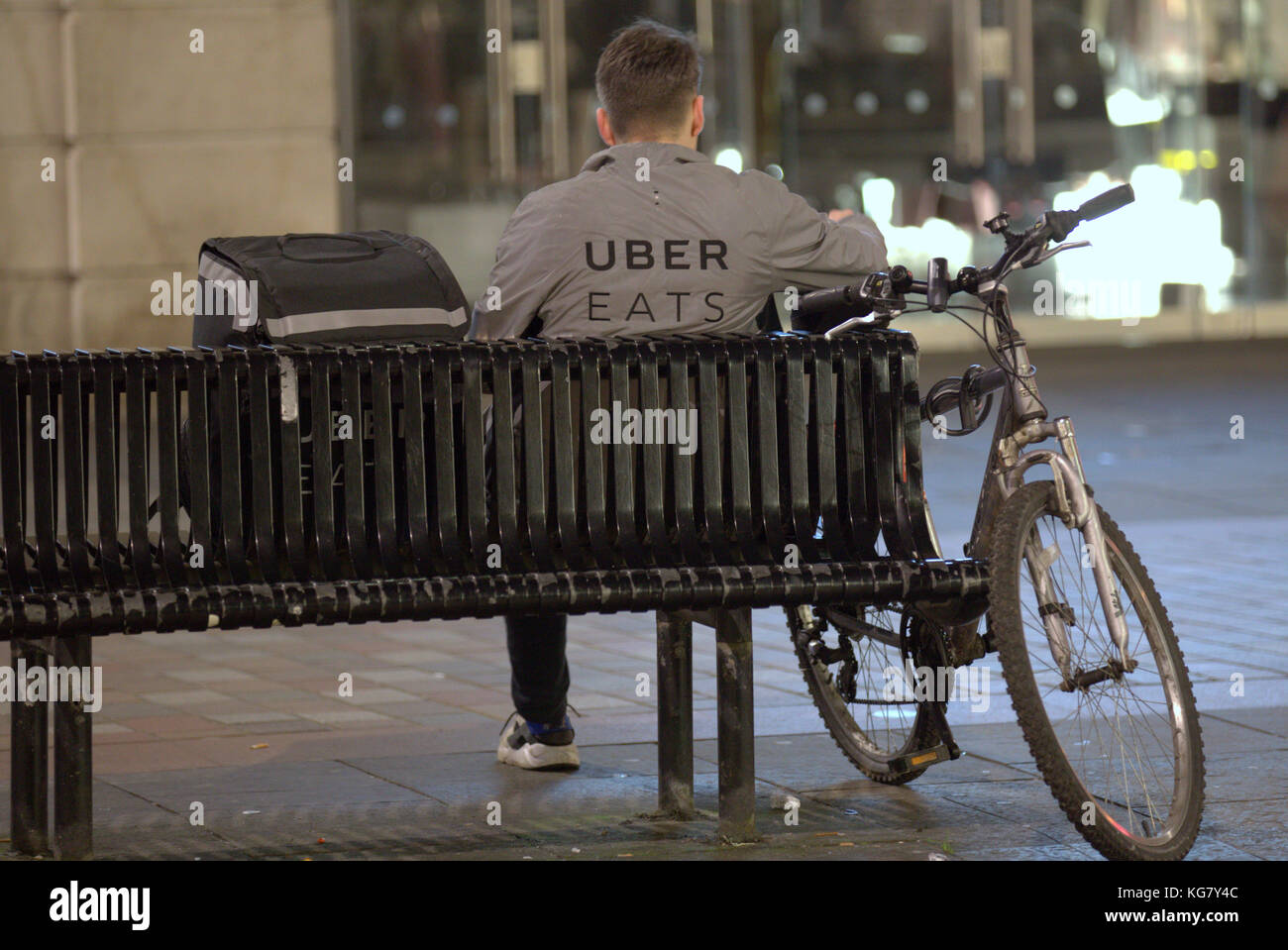 Uber mangia la consegna ciclista bike visto da dietro sulla strada Foto Stock