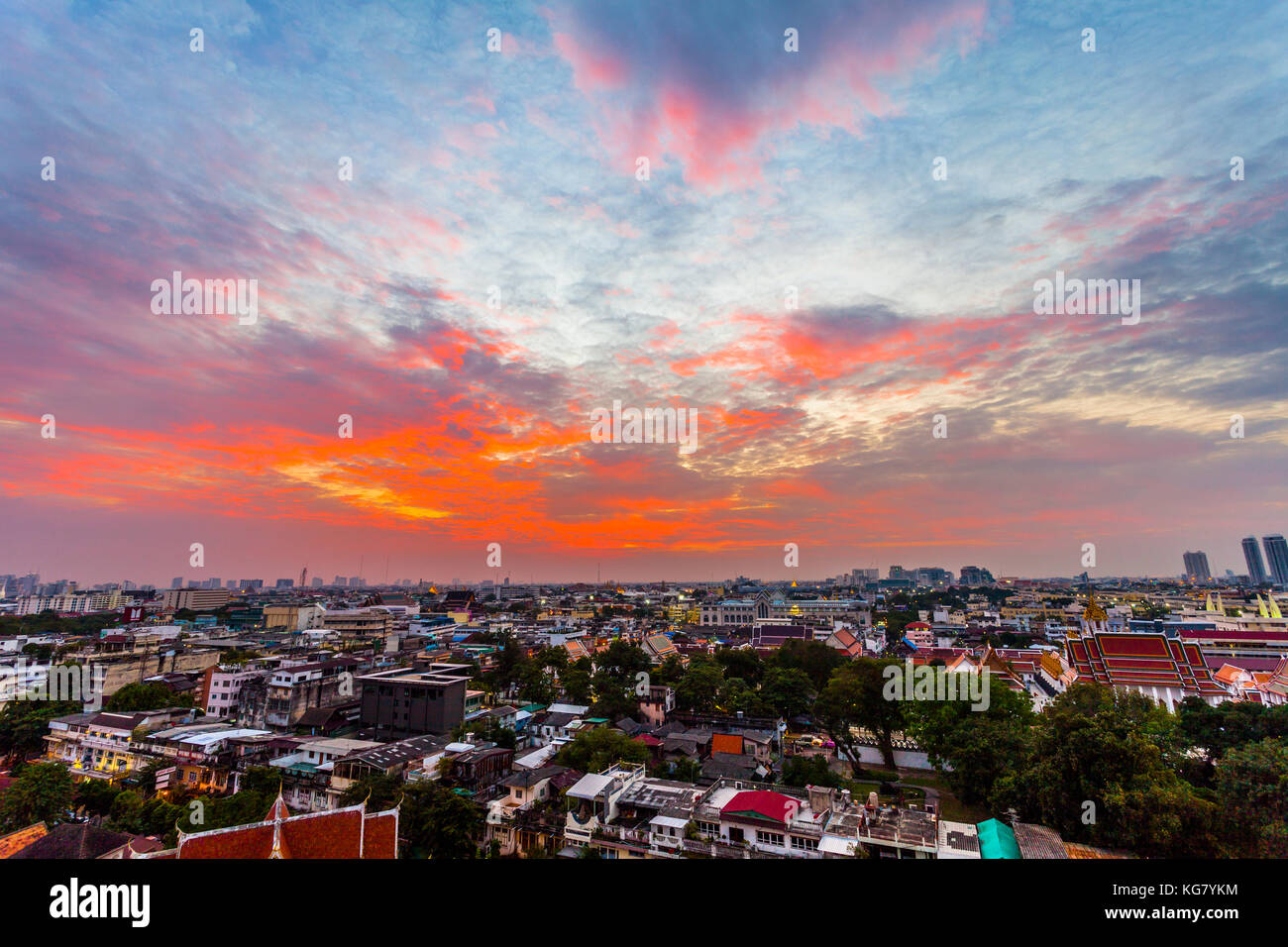 Sun red sopra wat Pha Kaew. il Tempio del Buddha di Smeraldo e il grande palazzo.Ubicazione dei resti di sua maestà il re Bhumibol Adulyadej di sua maestà il re Foto Stock